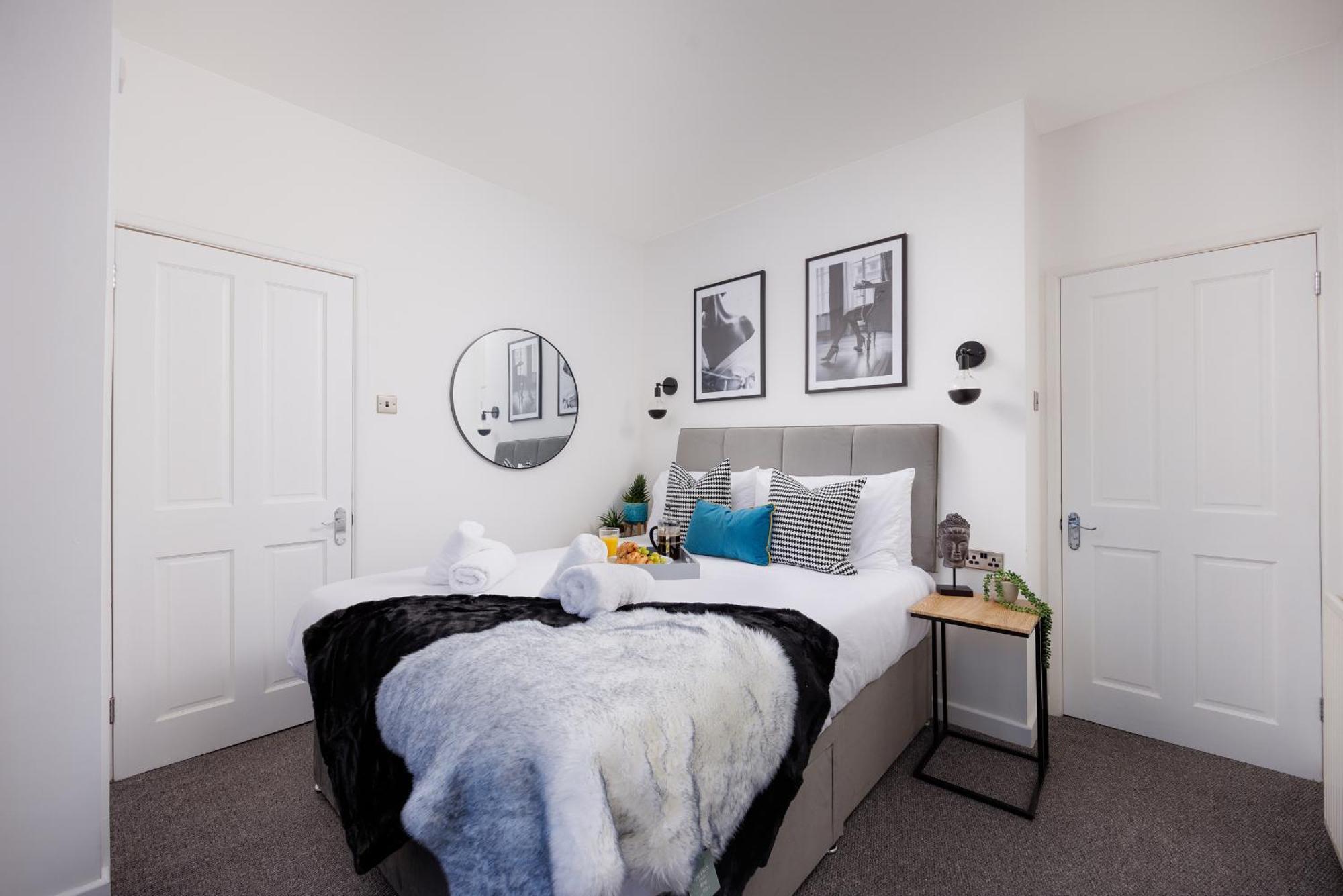Boujis Central Plymouth Apartment - Sleeps 4 - Habita Property Eksteriør billede